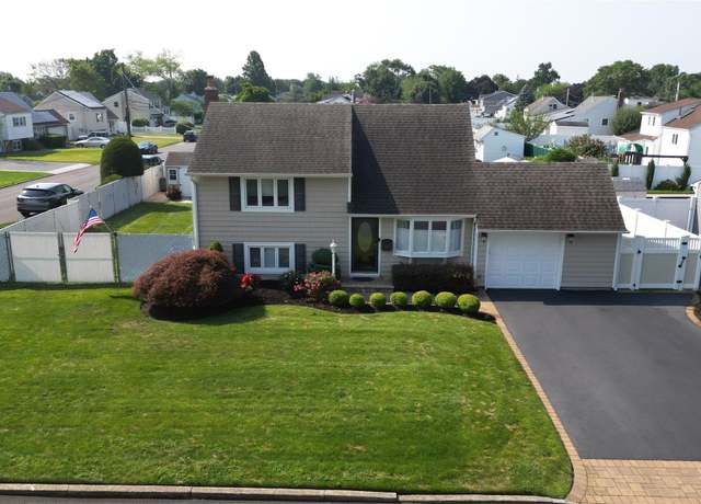 Property at 60 Roosevelt St, Islip Terrace, NY 11752, 3 beds, 2 baths