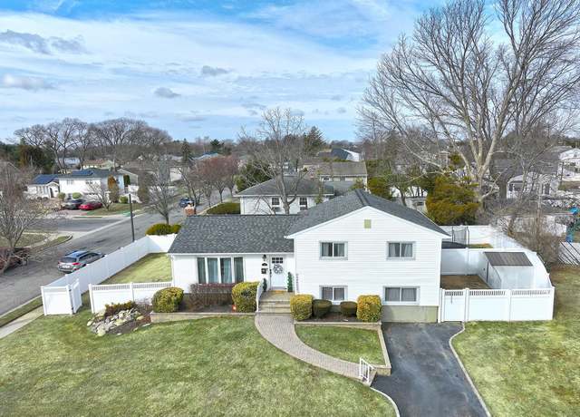 Property at 1 Robin Ct, Bethpage, NY 11714, 4 beds, 2 baths