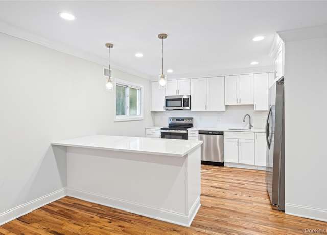 Property at 76 Teddy Ct, Ronkonkoma, NY 11779, 4 beds, 3 baths