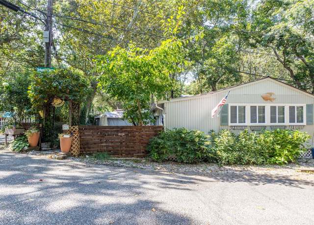 Property at 42 Cottage Rd, Baiting Hollow, NY 11933, 4 beds, 1 bath