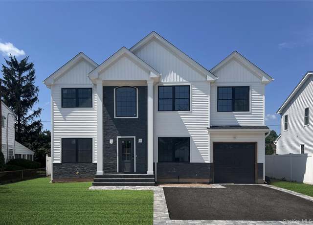 Property at 48 Knickerbocker Rd E, Plainview, NY 11803, 5 beds, 4.5 baths