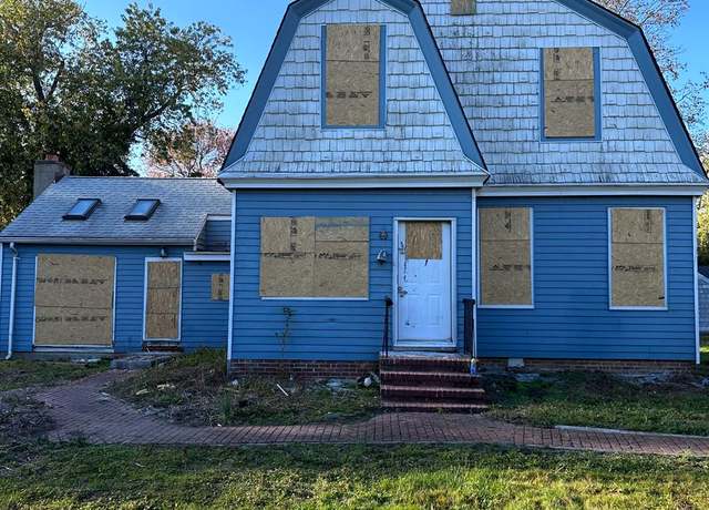 Property at 116 Oak Neck Ln, West Islip, NY 11795, 3 beds, 2 baths
