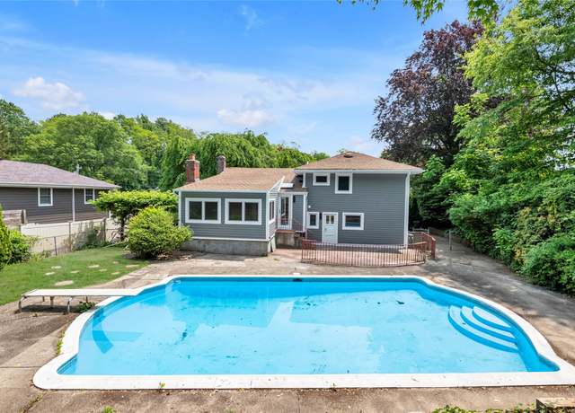 Property at 27 Meadowfield Ln, Glen Cove, NY 11542, 4 beds, 2.5 baths