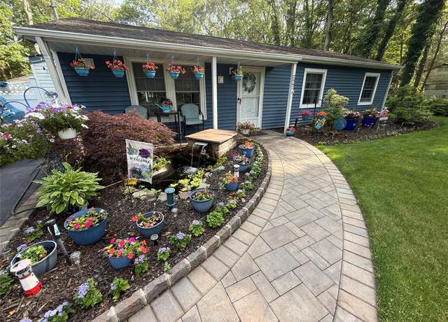 Property at 208 Country Rd, Medford, NY 11763, 3 beds, 1 bath