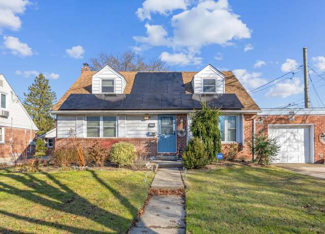 Property at 118 Birchwood Dr, New Hyde Park, NY 11040, 4 beds, 2.5 baths
