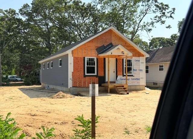Property at 114 Bedford Ave, Mastic, NY 11950, 3 beds, 1 bath