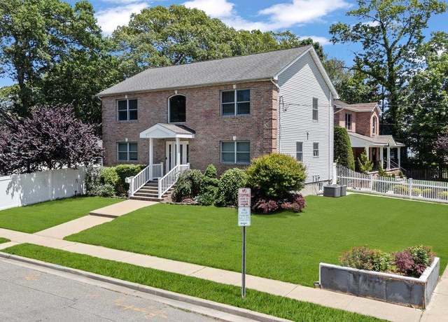 Property at 2007 Brook Pl, Bellmore, NY 11710, 4 beds, 2.5 baths