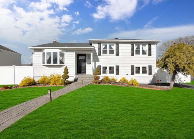 Property at 35 Grant St, Farmingdale, NY 11735, 3 beds, 2.5 baths