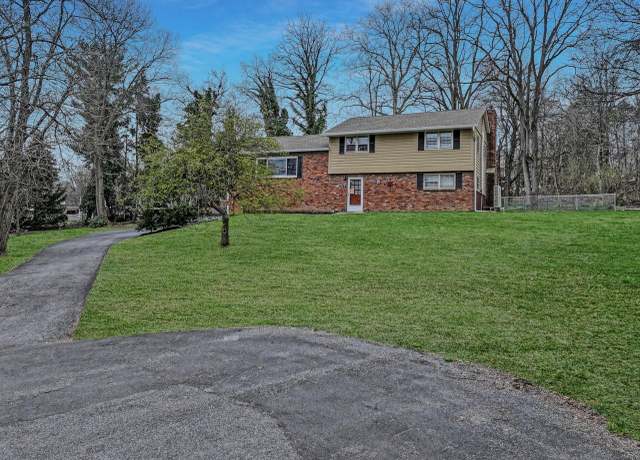 Property at 113 Williamsburg Ct, Balmville, NY 12550, 3 beds, 2.5 baths