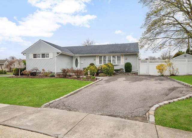 Property at 72 Berkshire Rd, Bethpage, NY 11714, 3 beds, 2 baths