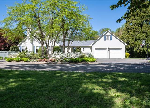 Property at 11 Morgan Ln, Locust Valley, NY 11560, 4 beds, 2.5 baths