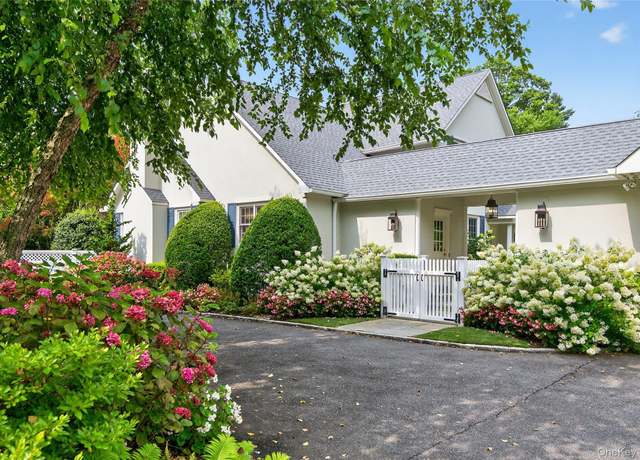 Property at 11 Morgan Ln, Locust Valley, NY 11560, 4 beds, 2.5 baths