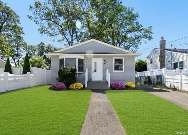 Property at 792 Glendale Rd, West Babylon, NY 11735, 3 beds, 1 bath