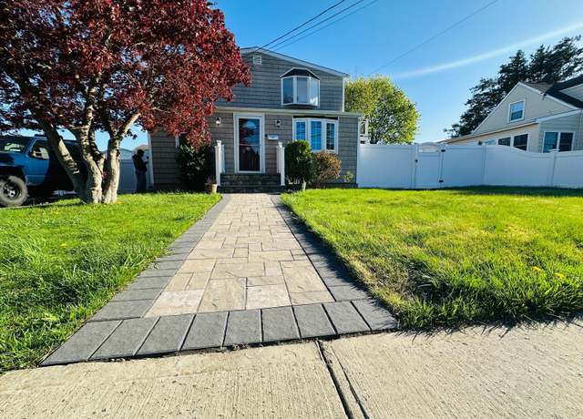 Property at 10 N Crescent Dr, Farmingdale, NY 11735, 5 beds, 2 baths