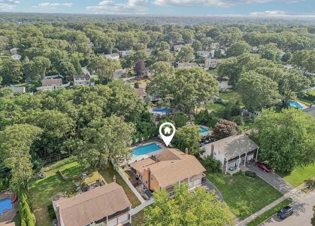 Property at 30 Abbot Rd, Smithtown, NY 11787, 5 beds, 2.5 baths