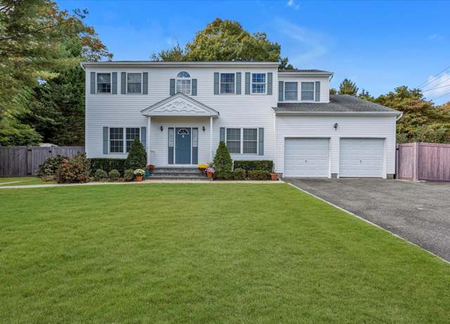 Property at 3 Ona Ave, Dix Hills, NY 11746, 4 beds, 2.5 baths