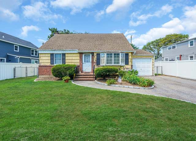 Property at 280 Carol Dr, Massapequa Park, NY 11762, 4 beds, 1 bath