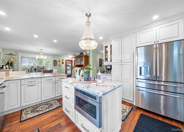 Property at 518 11th St, West Babylon, NY 11704, 3 beds, 2 baths