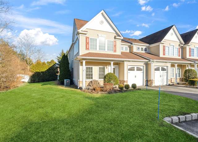 Property at 14 Meadow Ct, Oakdale, NY 11769, 2 beds, 2.5 baths