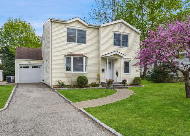 Property at 1519 Pine Knoll Ln, Mamaroneck, NY 10543, 4 beds, 2 baths