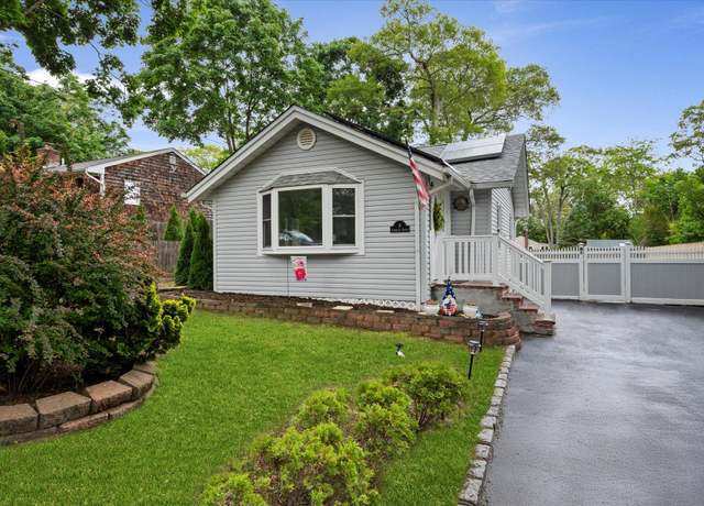 Property at 8 Lafayette Ave, Lake Grove, NY 11755, 2 beds, 1 bath