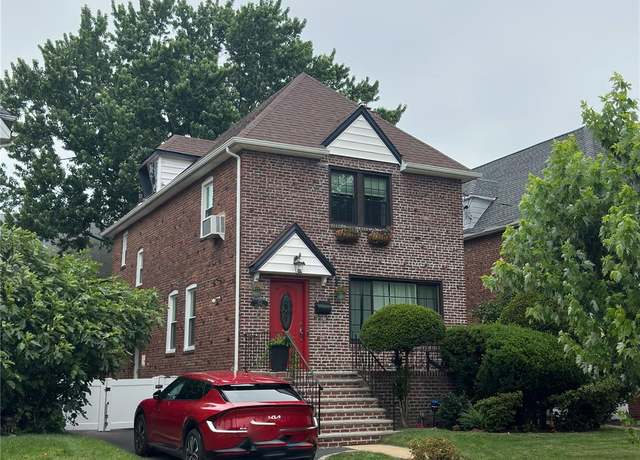 Property at 152 Bixley Heath, Lynbrook, NY 11563, 3 beds, 2.5 baths