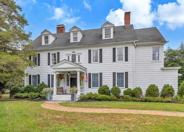 Property at 15 Abbey Crk, East Islip, NY 11730, 8 beds, 4.5 baths