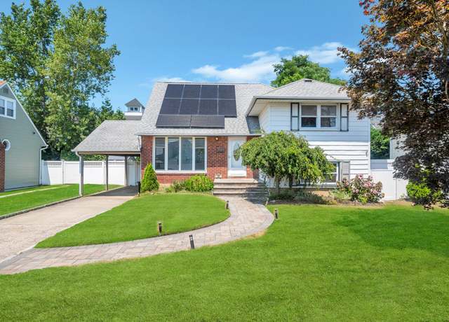 Property at 22 Manor Ln, Copiague, NY 11726, 3 beds, 2 baths