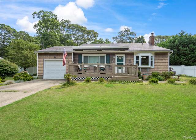 Property at 527 Lakeview Ave, Bayport, NY 11705, 3 beds, 2 baths