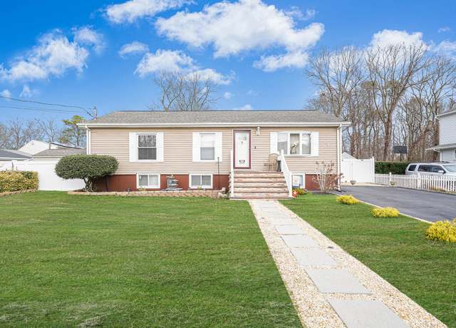 Property at 7 Reeves Pl, Mastic, NY 11950, 3 beds, 1.5 baths