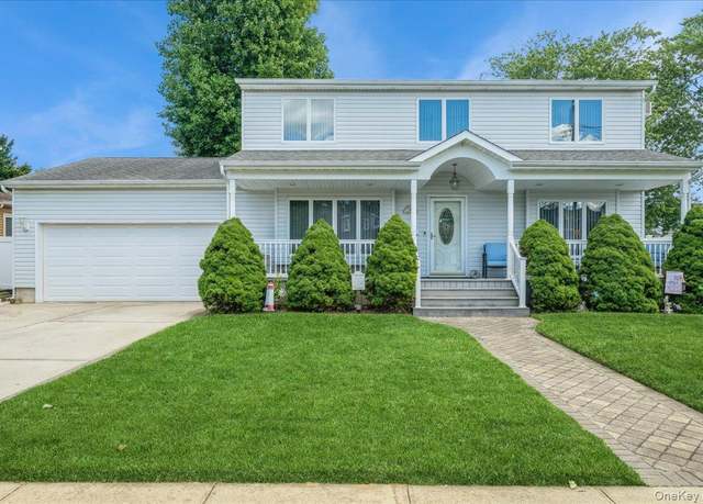 Property at 7 Beechwood Pl, Massapequa Park, NY 11762, 4 beds, 2 baths