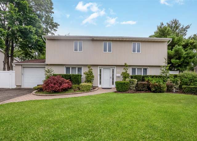 Property at 12 Dover Ln, Old Bethpage, NY 11804, 3 beds, 2 baths