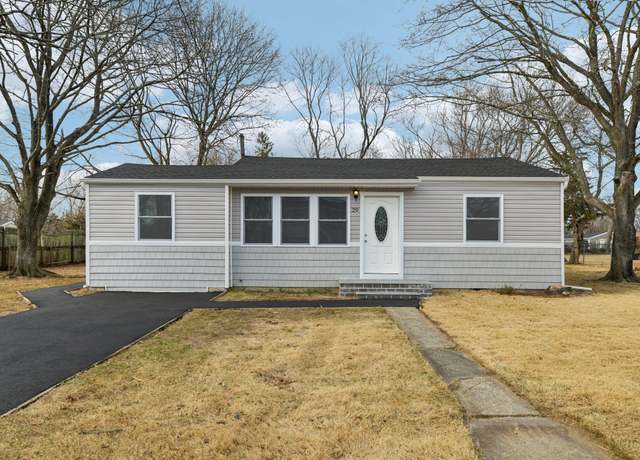 Property at 29 20th Ave, Bay Shore, NY 11706, 3 beds, 1 bath