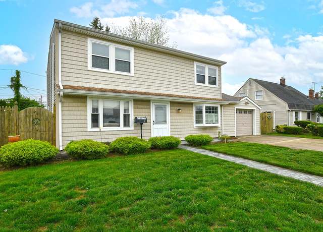 Property at 152 Haven Ln, Levittown, NY 11756, 6 beds, 2 baths