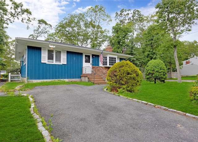 Property at 82 Washington Ave, Holtsville, NY 11742, 3 beds, 3 baths