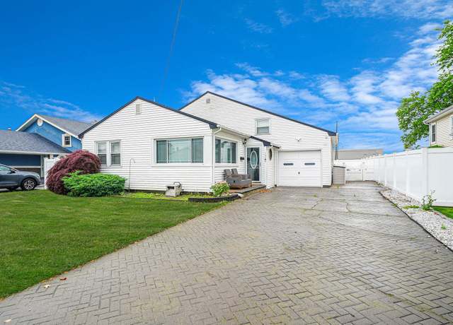 Property at 150 Pratt St, West Babylon, NY 11704, 3 beds, 2 baths