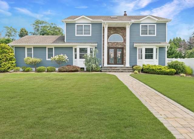 Property at 51 Matinecock Ave, East Islip, NY 11730, 5 beds, 3.5 baths