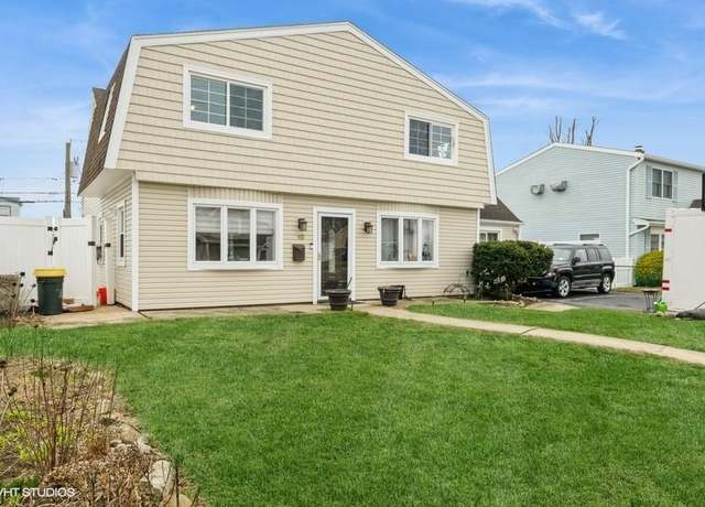 Property at 18 Old Farm Rd, Levittown, NY 11756, 5 beds, 3 baths