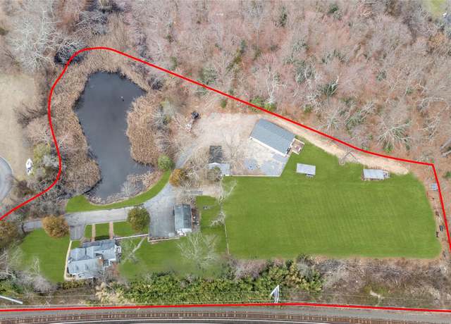Property at 6 Whitney Ln, Woodbury, NY 11797, 6 beds, 5 baths