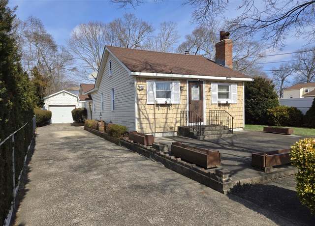 Property at 9 Inwood Ave, Selden, NY 11784, 2 beds, 1 bath