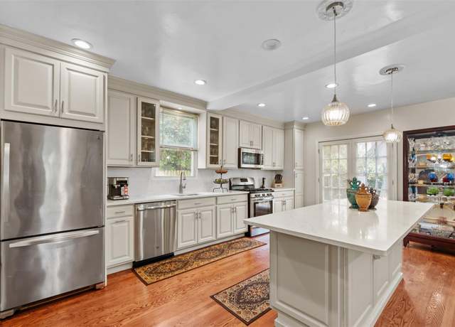Property at 194 Valentine St, Yonkers, NY 10704, 3 beds, 2.5 baths