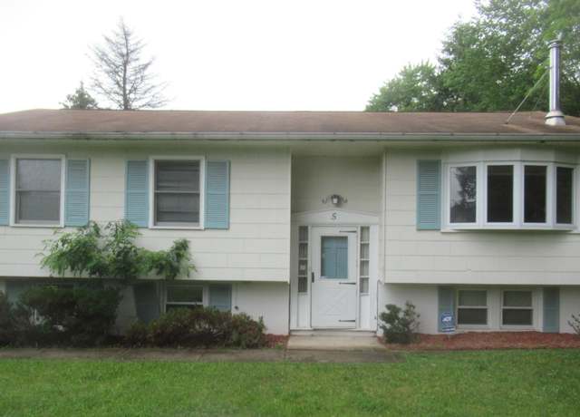 Property at 5 Peace Dr, Middletown, NY 10941, 3 beds, 1 bath