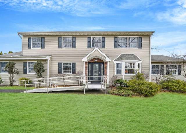Property at 3 Robert Dr, Centereach, NY 11720, 4 beds, 3.5 baths