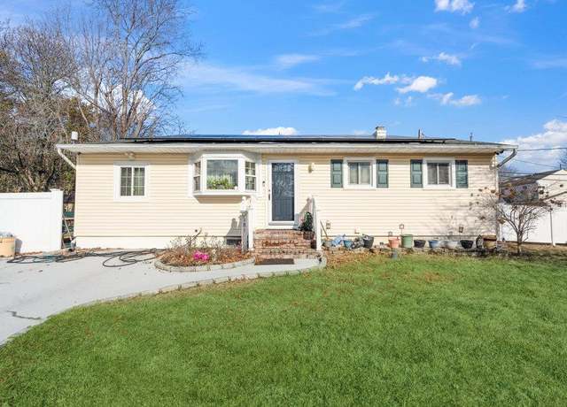 Property at 181 Elm Dr, Bay Shore, NY 11706, 3 beds, 1 bath
