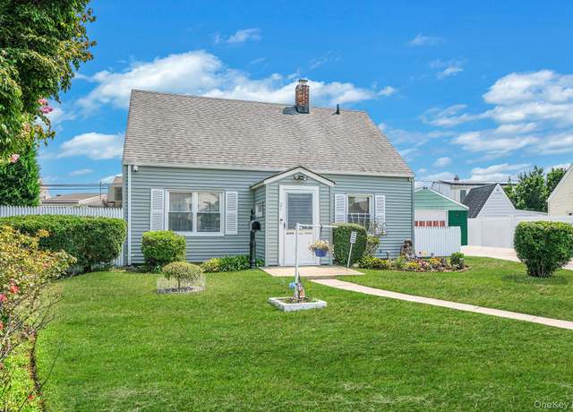 Property at 21 Anchor Ln, Levittown, NY 11756, 3 beds, 1.5 baths