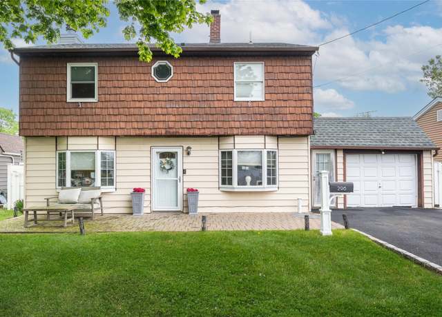 Property at 296 Jerome Ave, Carle Place, NY 11514, 4 beds, 1.5 baths