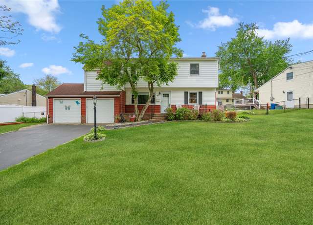 Property at 37 Quebec Dr, Huntington Station, NY 11746, 6 beds, 3 baths