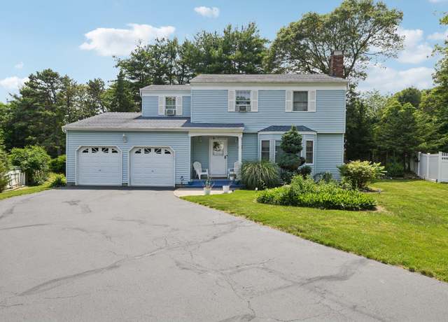 Property at 19 Sherwood Ct, Ronkonkoma, NY 11779, 4 beds, 2.5 baths