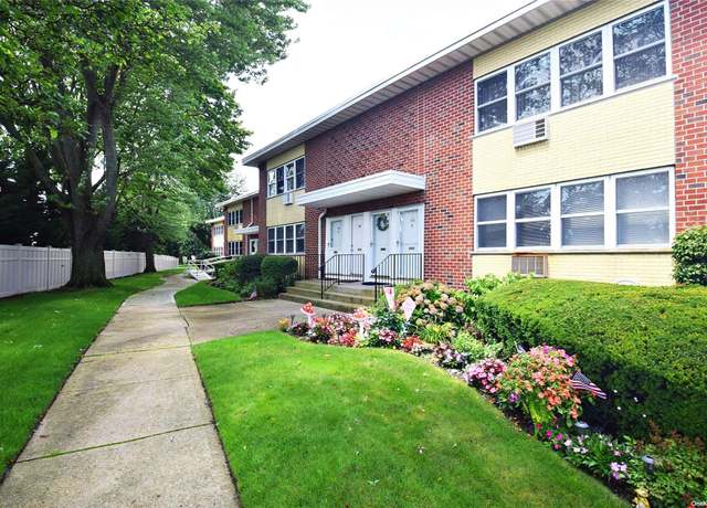 Property at 188 Farber Dr #188, West Babylon, NY 11704, 1 bed, 1 bath