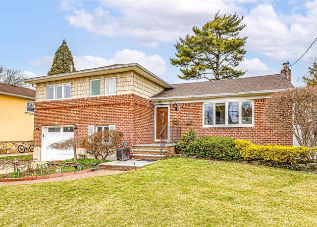 Property at 18 Tudor Rd, Hicksville, NY 11801, 4 beds, 2.5 baths